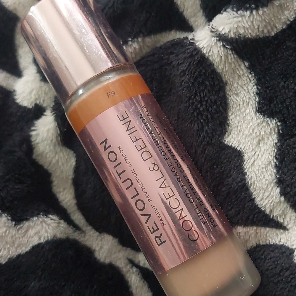 NEW‎ Makeup Revolution foundation in f9
